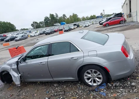 2015 Chrysler 300 Limited z USA, uszkodzony, nr VIN 2C3CCAAG7FH755130